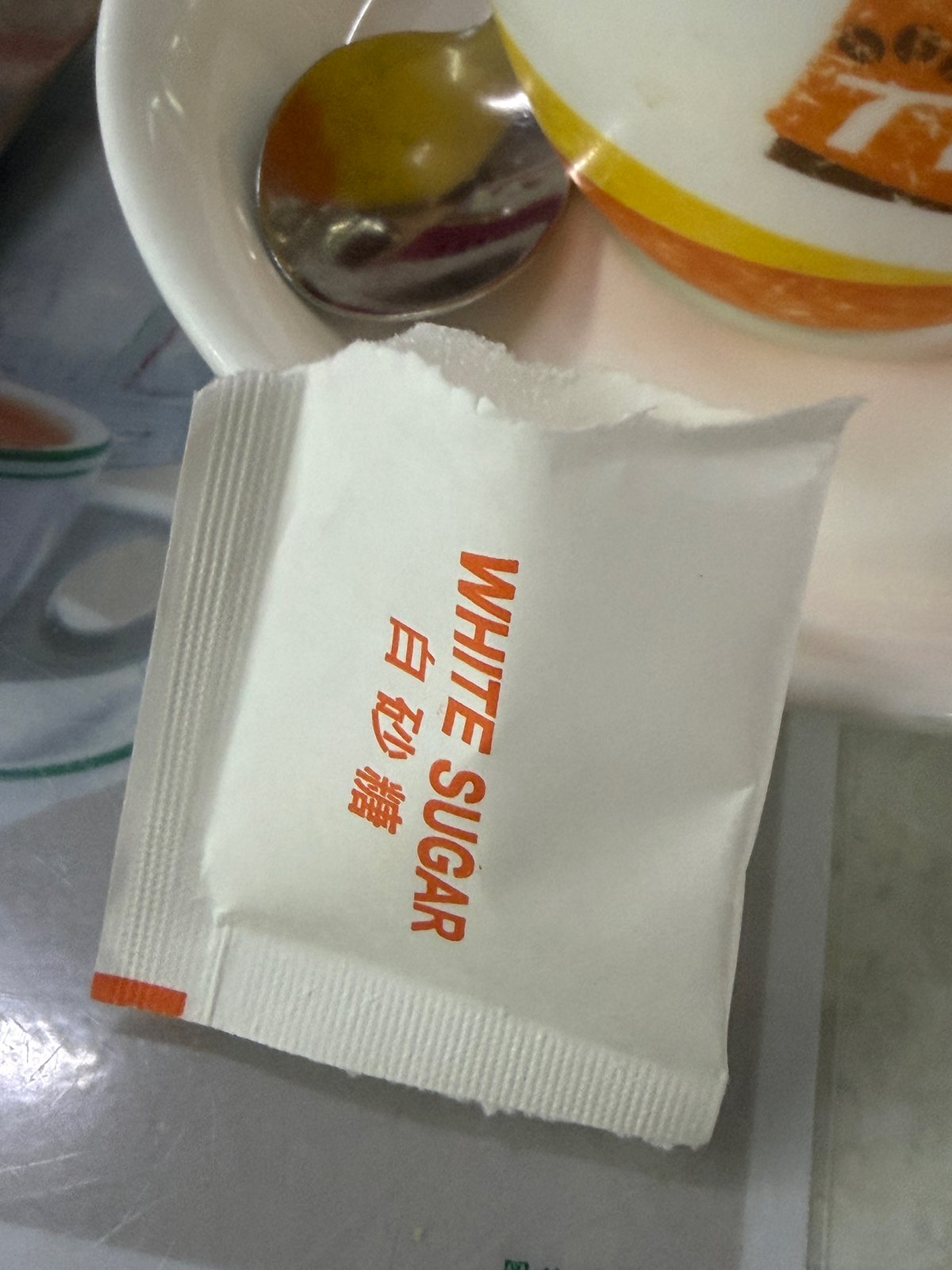テーブルの上の「WHITE SUGAR 白砂糖」の袋