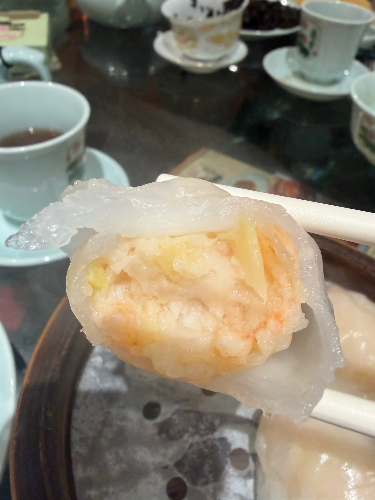 箸で持ち上げたエビ餃子の断面。エビがぎっしり