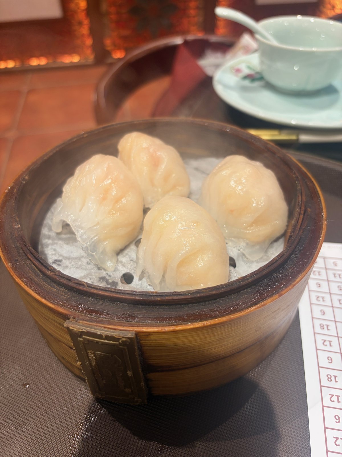 せいろに4つ並んだエビ餃子。皮が透けて、中のエビが見える