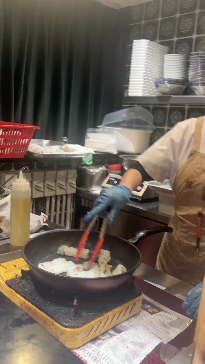 フライパンで、四角い白い点心を焼いているところ