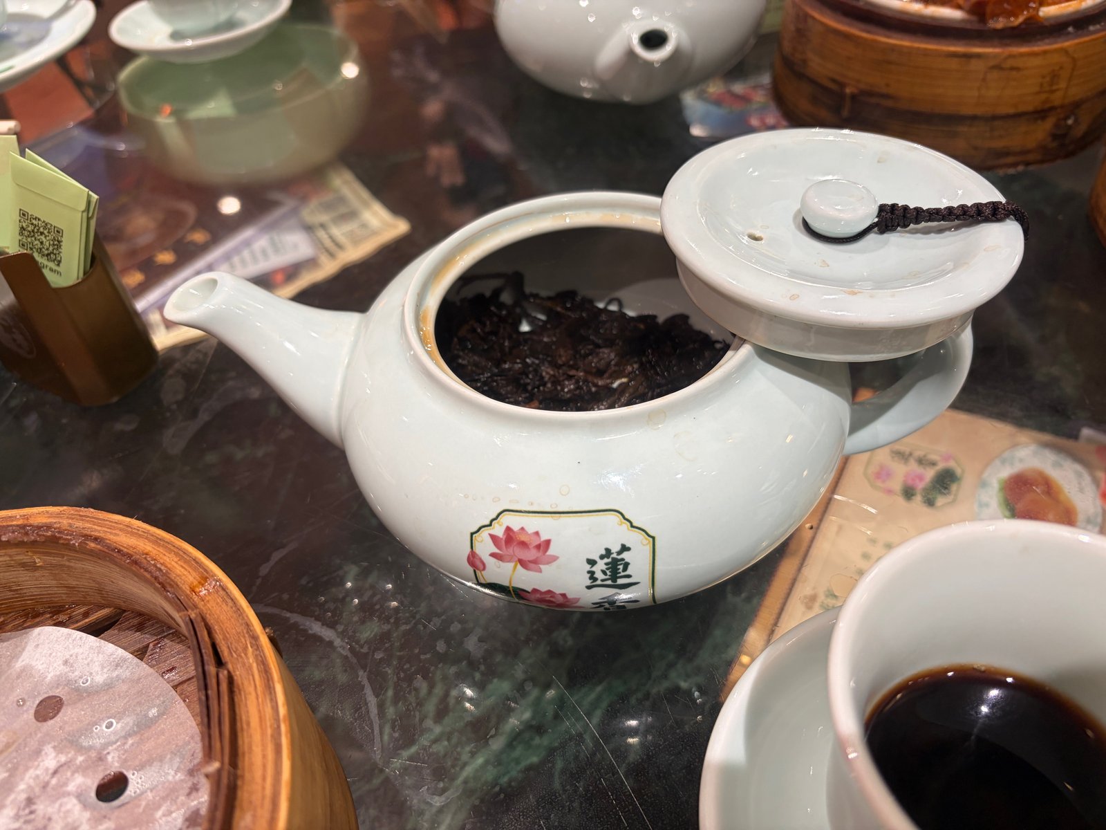 ふたを少しずらして置いた急須。中に茶葉が見える