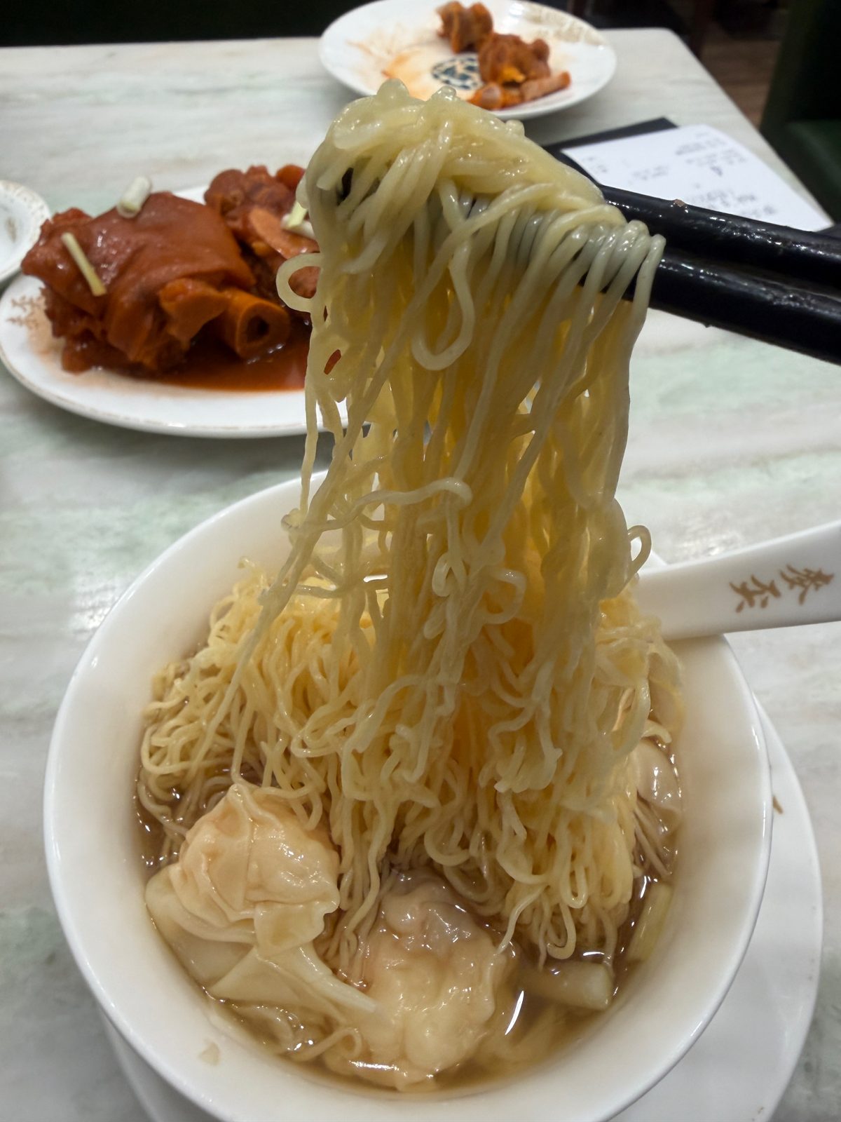 箸で持ち上げた細い麺