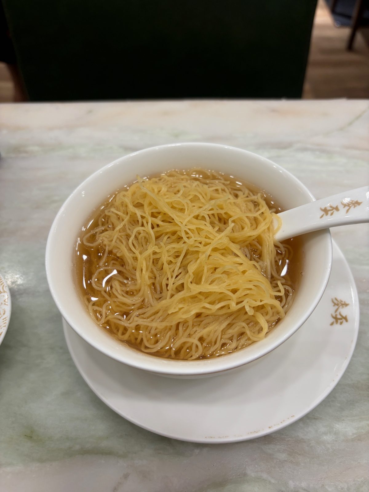 世家雲吞麵。澄んだスープに細い麺がたっぷり