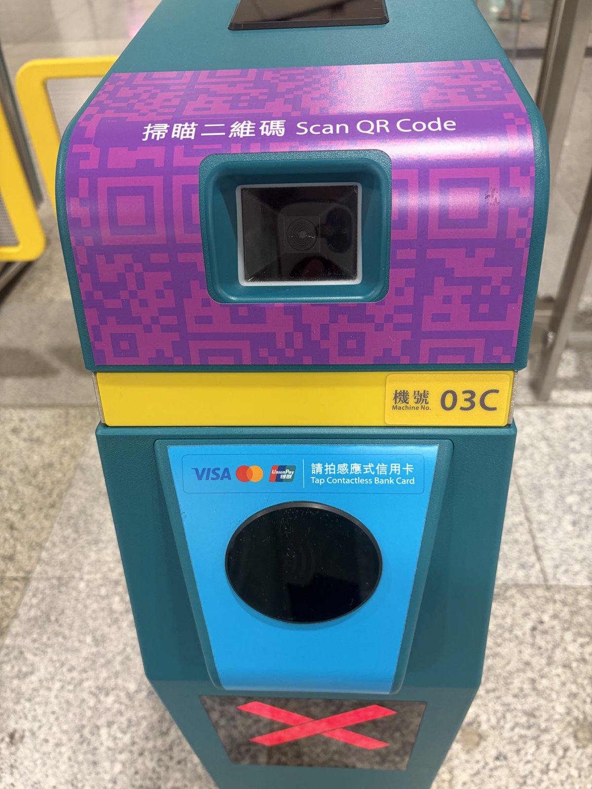 エアポートエクスプレスの改札。QRコードの読み取り口と、Visa・Mastercardなどのタッチ決済の読み取り部分が並んでいる