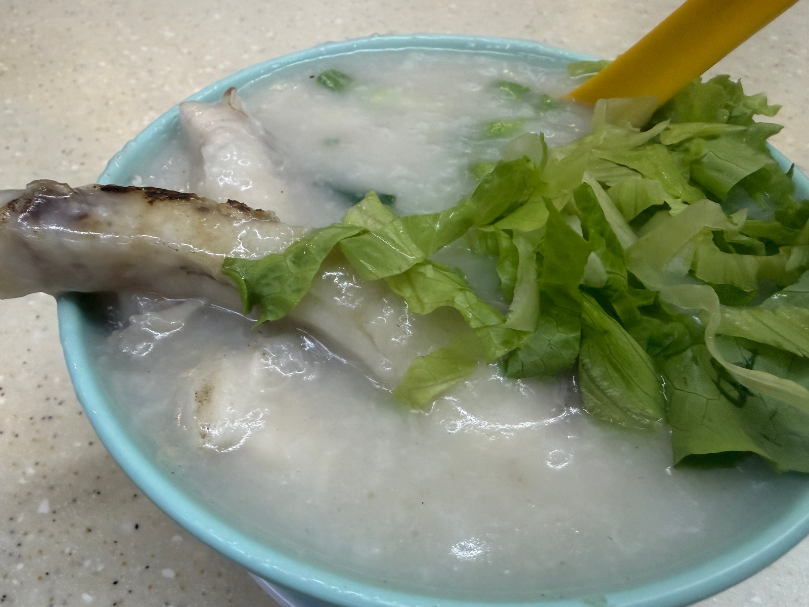 魚腩粥のアップ。レタスと魚がたっぷり入っている