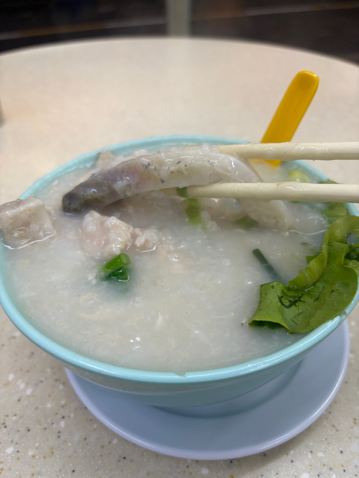 箸で持ち上げた魚。骨が多い