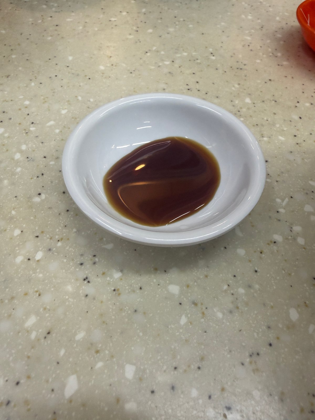 小皿に入れた醤油